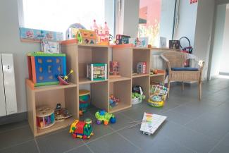 Une étagère basse à portée des enfants
