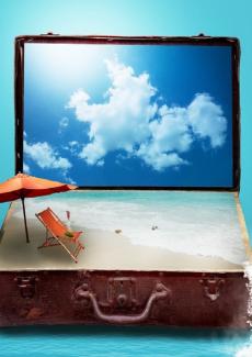 photo d'une valise ouverte contenant un paysage de plage, sable, parasol...