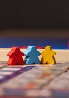 des pions sur un plateau de jeu